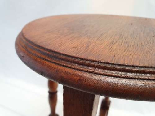 A lovely vintage solid Oak round occasional/ side table. Xmas sale