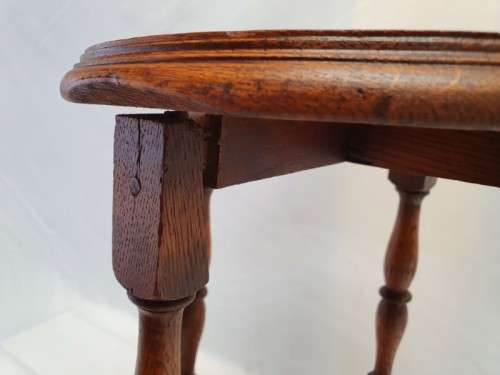 A lovely vintage solid Oak round occasional/ side table. Xmas sale