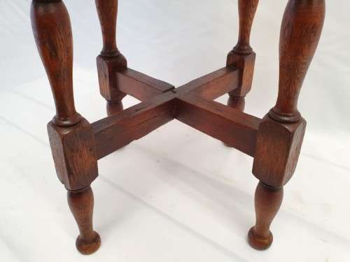 A lovely vintage solid Oak round occasional/ side table. Xmas sale