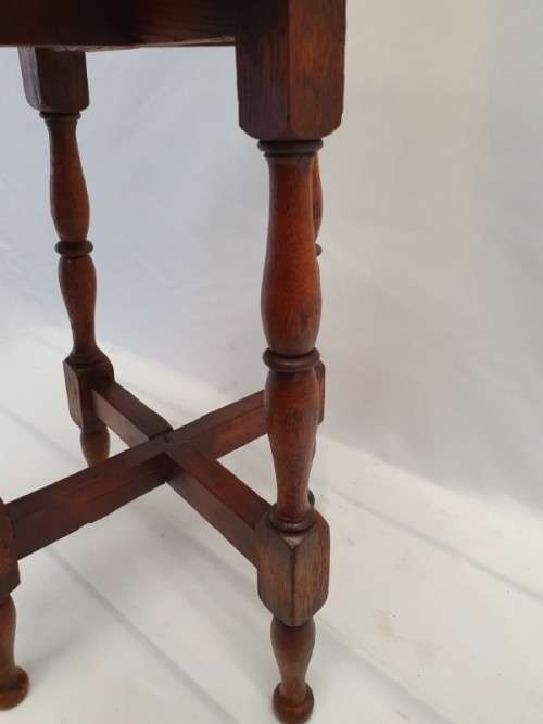 A lovely vintage solid Oak round occasional/ side table. Xmas sale