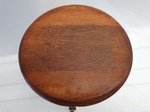 A lovely vintage solid Oak round occasional/ side table. Xmas sale