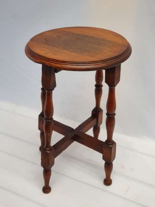 A lovely vintage solid Oak round occasional/ side table. Xmas sale