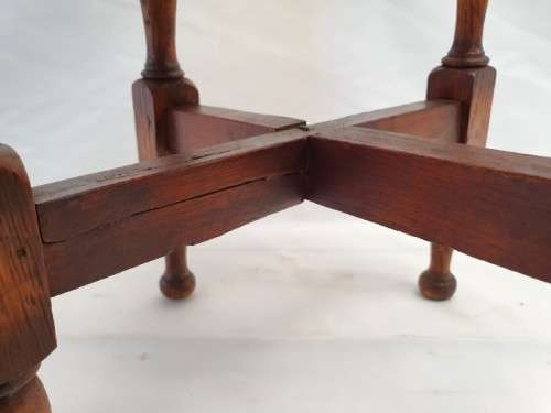 A lovely vintage solid Oak round occasional/ side table. Xmas sale