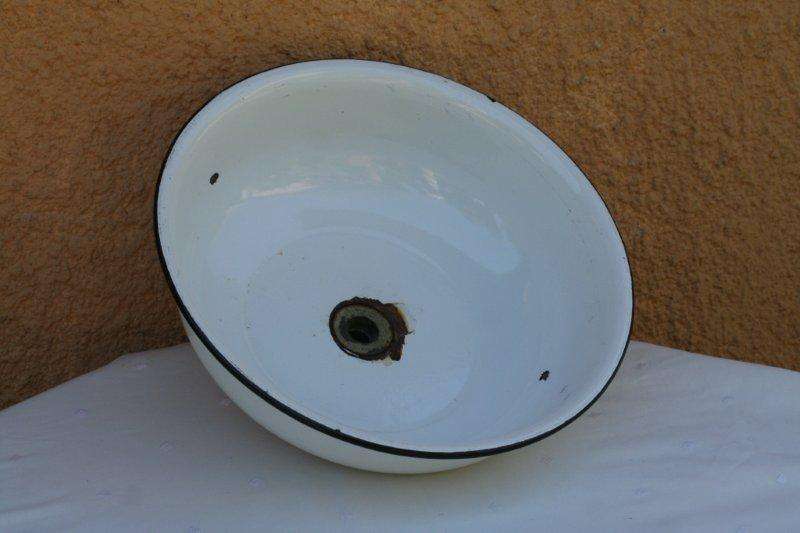 A STUNNING ENAMEL HAND BASIN WITH A DRAIN...