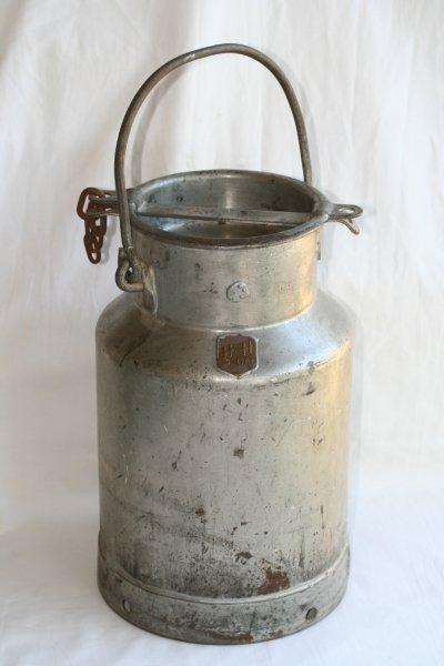 AWESOME 2 GALLON MILK CAN!!!! TOTALLY COOL AND BECOMING MORE AND MORE RARE!!!!