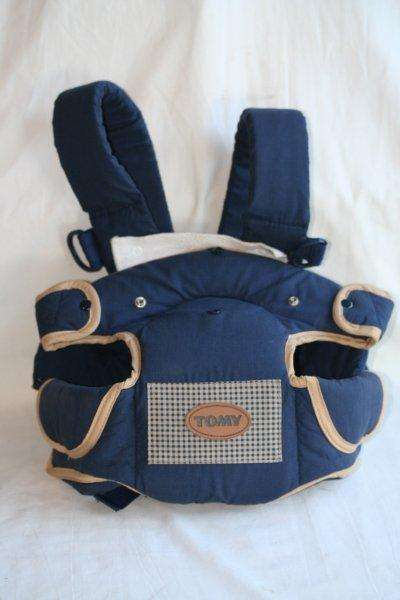 A VERY NICE CLEAN BABY CARRIER!!! PLEASE VIEW THE PICS...