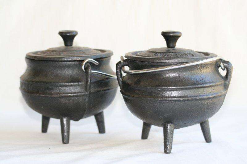 A PAIR OF STUNNING BRAND NEW POTJIE POTS WITH LIDS!!!