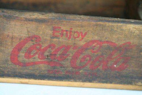 A STUNNING AUTHENTIC AND OLD COKE BOX!!! VERY COOL...