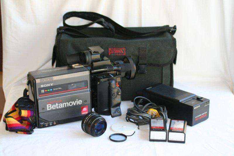 A VERY NICE SONY BETA MOVIE VIDEO RECORDER!!! VIEW THE PICS BECAUSE THIS IS VERY NICE....