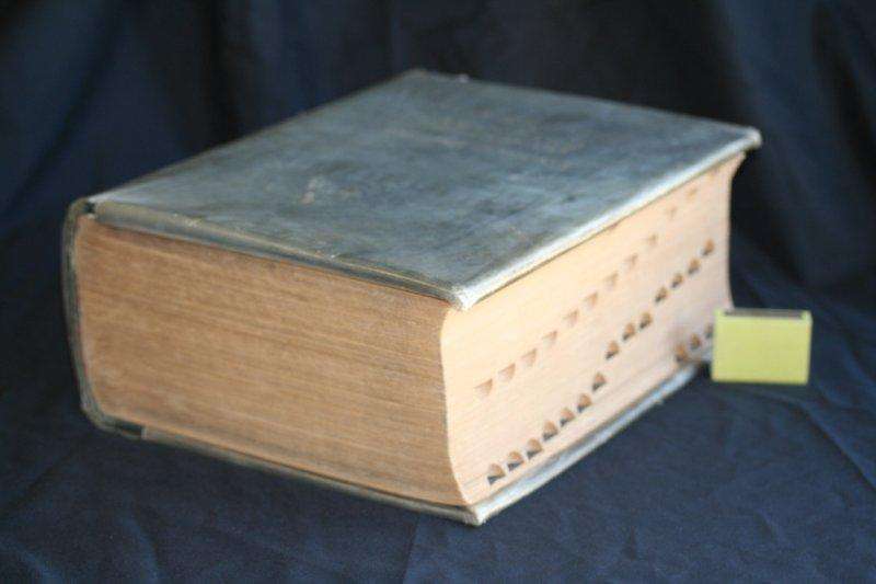 AN AWESOME 1951 ENGLISH LANGUAGE DICTIONARY - A NICE COLLECTABLE BOOK...