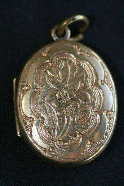 A STUNNING VINTAGE LOCKET... VERY BEAUTIFUL, VERY COLLECTABLE!