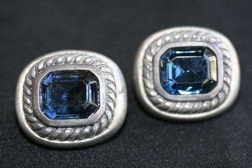 A STUNNING PAIR OF VINTAGE EARINGS... VERY BEAUTIFUL, VERY COLLECTABLE!