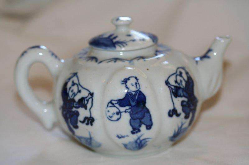 A STUNNING SIGNED ORIENTAL TEA POT!!! A BEAUTIFUL PIECE!!!