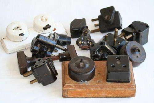 RESTORERS THIS IS FOR YOU! OLD BAKELITE SWITCHES, PLUGS AND ADAPTORS...
