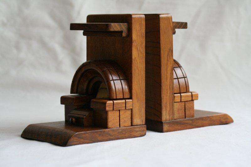 BEAUTIFUL VINTAGE FIREPLACE AND MANTLE BOOK ENDS. TOTALLY AWESOME - REALLY NICE ITEMS!!!