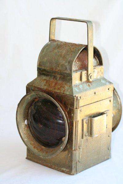 A STUNNING OLD RAILWAY SIGNALLING LANTERN!!! THIS IS VERY NICE AND VERY COLLECTABLE...