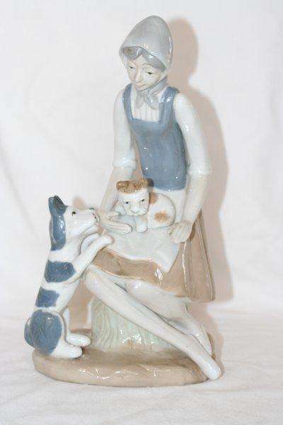 A STUNNING VINTAGE FIGUERINE!!! VERY BEAUTIFUL... PLEASE VIEW THE PICS