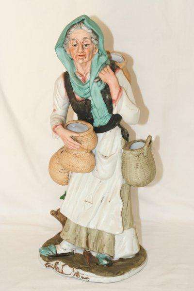 A STUNNING VINTAGE "OLD LADY" FIGUERINE!!! PLEASE VIEW THE PICS - AMAZING DETAIL!!!