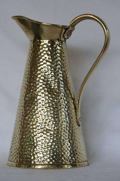 ANTIQUE SOLID BRASS "HAMMERTONE" JUG - MADE IN ENGLAND!!! VERY VERY NICE...