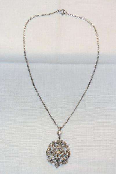 A VERY BEAUTIFUL VINTAGE CHAIN AND "PEARL" PENDANT!!! STUNNING PIECE IN GREAT CONDITION...