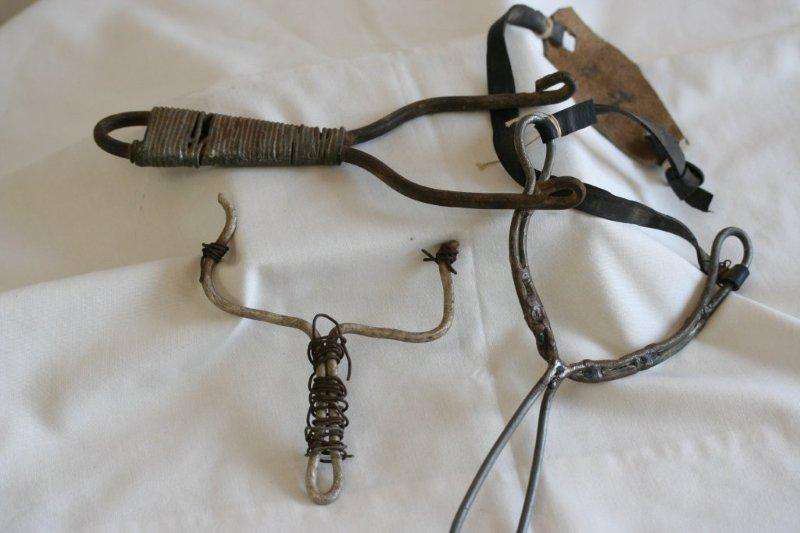 JOB LOT OF HOMEMADE "KETTIES" / SLING SHOTS!!! THIS IS VERY COLLECTABLE AND LOOKS GOOD ON A WALL....