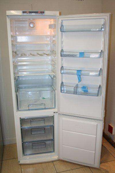 A STUNNING AEG DBL-DOOR SANTO FRIDGE / FREEZER!!! DEMO MODEL - NEVER BEEN USED!!!