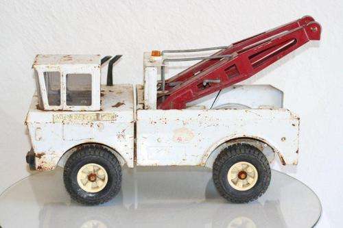 SCARCE LARGE TONKA TOW TRUCK  - AWESOME AND COLLECTIBLE!!! GOOD RESTORATION OPPORTUNITY...