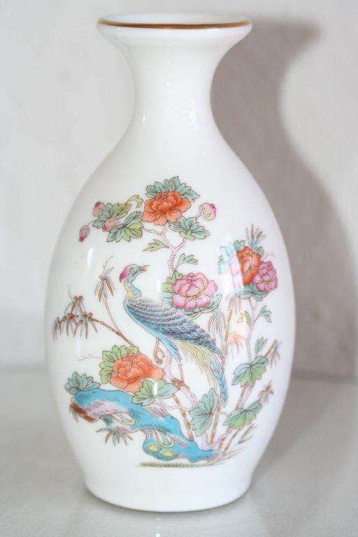 A STUNNING WEDGEWOOD BONE CHINA PORCELAIN VASE!!! A BEAUTIFUL PIECE IN FANTASTIC CONDITION!!!