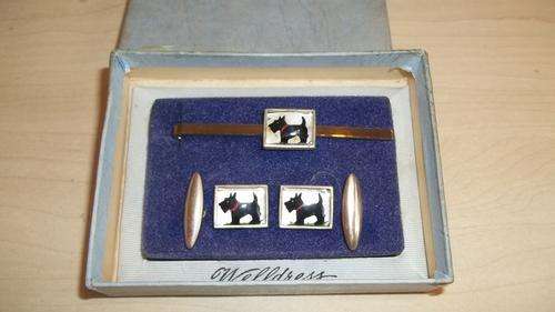 EXQUISITE VINTAGE GOLD PLATED CUFF LINKS AND TIE PIN WITH A SCOTTISH TERRIER DECAL MADE BY WELLDRESS
