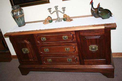 ABSOLUTELY STUNNING, VERY BEAUTIFUL SIDE SERVER - AWESOME FURNITURE IN FANTASTIC CONDITION!!!