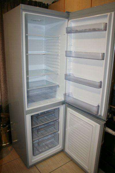 420lt KELVINATOR BRUSHED SILVER FRIDGE / FREEZER! STUNNING AND IN EXCELLENT CONDITION... BARGAIN!!!