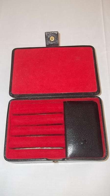 AN EXQUISITE BLACK JEWELLERY BOX WITH VELVETY RED LINING: A REALLY NICE JEWELLERY BOX!!!!!!!!!!!!!!!