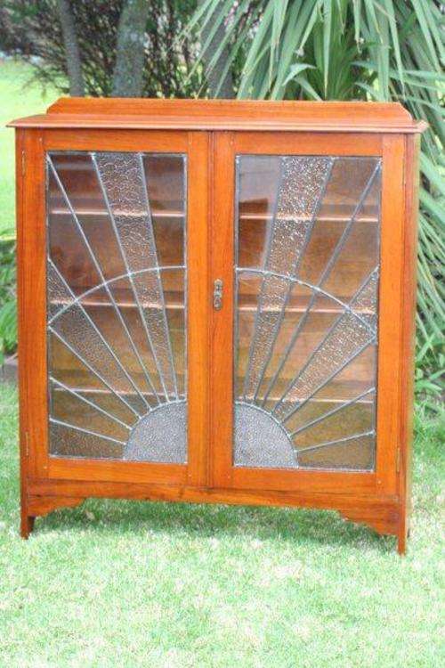 EXQUISITE SOLID DISPLAY CABINET WITH LEAD GLASS DOORS - STUNNING FURNITURE IN GREAT CONDITION...