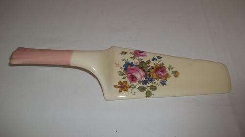 EXQUISITE ANTIQUE CERAMIC CREAM AND PINK CAKE LIFTER. THIS IS SOMETHING REALLY SPECIAL