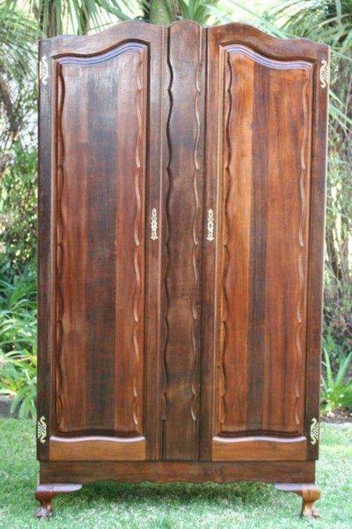 A BEAUTIFUL SOLID BALL & CLAW WARDROBE CUPBOARD ON A STAND! STUNNING FURNITURE IN GREAT CONDITION!