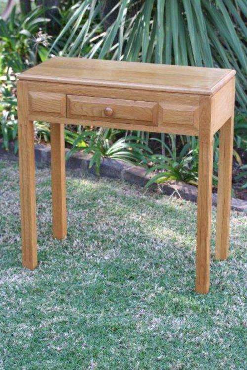 EXQUISITE SOLID OAK DESK - NICE PIECE OF FURNITURE PERFECT FOR ENTRANCE, KIDS DESK OR SMALL SPACE...