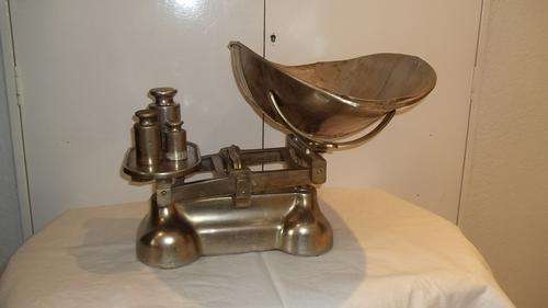 MAGNIFICENT VINTAGE LARGE AVERY GROCERY SCALE INCLUDING THE WEIGHTS AND WEIGHT TRAY