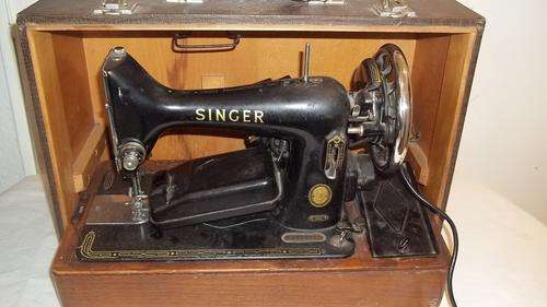 MAGNIFICENT VINTAGE 1955 ELECTRIC PORTABLE SINGER 99K SEWING MACHINE IN CHENEY SUITCASE