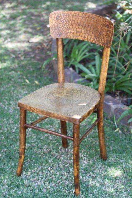 A STUNNING ANTIQUE COLLECTABLE GLOBE CHAIR IN GREAT CONDITION!!! AWESOME FOR THAT LOST CORNER...