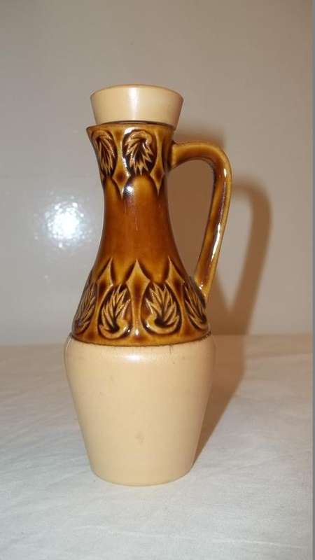 LOVELY CERAMIC VINEGAR BOTTLE WITH CORK STOPPER LID - GREAT FOR ON THE TABLE