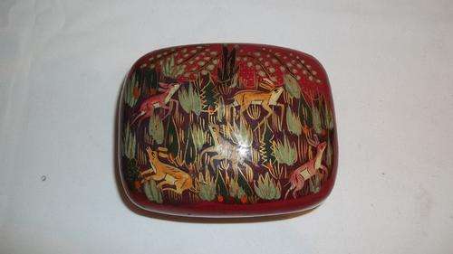 BEAUTIFUL RED LACQUERED TRINKET BOX WITH A HAND PAINTED WILDLIFE THEME