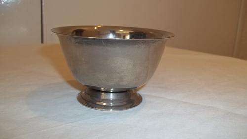 LOVELY SILVER PLATED BOWL ON A STAND IDEAL FOR OLIVE OR SNACKS
