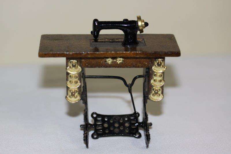 AWESOME VINTAGE DOLL HOUSE SINGER SEWING MACHINE WITH FANTASTIC DETAIL!!! THIS IS AWESOME FURNITURE