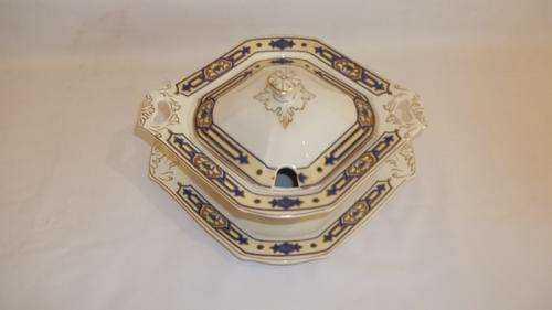 BEAUTIFUL VINTAGE WH GRINDLEY "IVORY RANGE" "THE HINGHAM PATTERN" SOUP TUREEN ON A PLATE