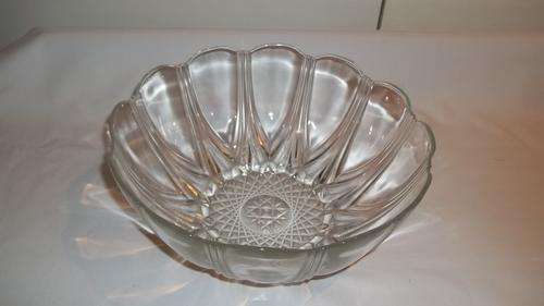 AWESOME GLASS SERVING BOWL WITH AN AMAZING DESIGN AROUND THE BOWL - THIS ONE IS A STUNNER!!!