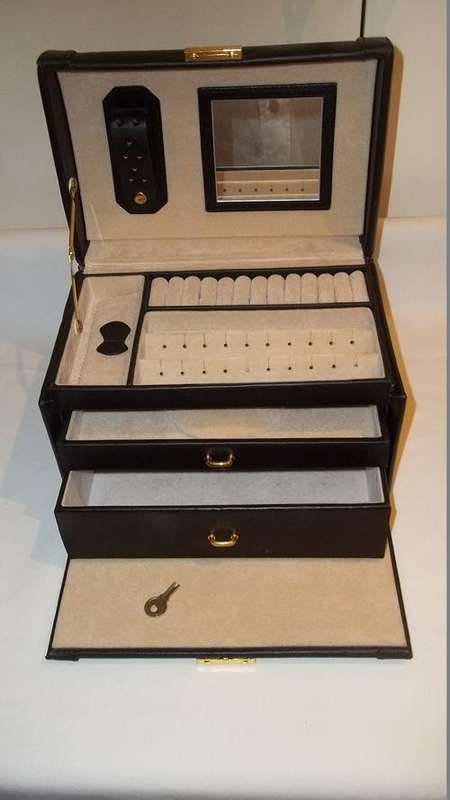 WOW - STUNNING LARGE BLACK JEWELLERY CARRY CASE WITH LOCKABLE CLASP AND LOADS OF SPACE - NICE!!!