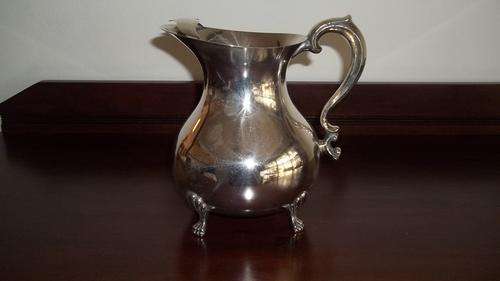 VERY BEAUTIFUL VINTAGE SILVER PLATED WATER JUG WITH AN ICE LIP ON VERY PRETTY FEET