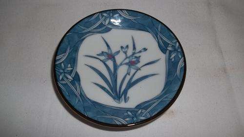 BEAUTIFUL BLUE AND WHITE GLAZED ORIENTAL COLLECTORS PLATE - THIS IS A STUNNING PIECE