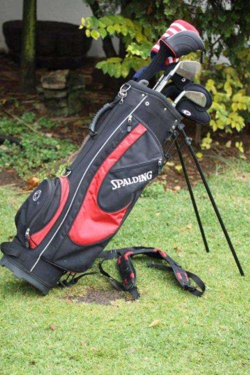 A VERY NICE EEEZZZ GOLF SET IN AN AWESOME SPALDING BAG READY TO PLAY!!! PERFECT FOR THE BEGINNER...