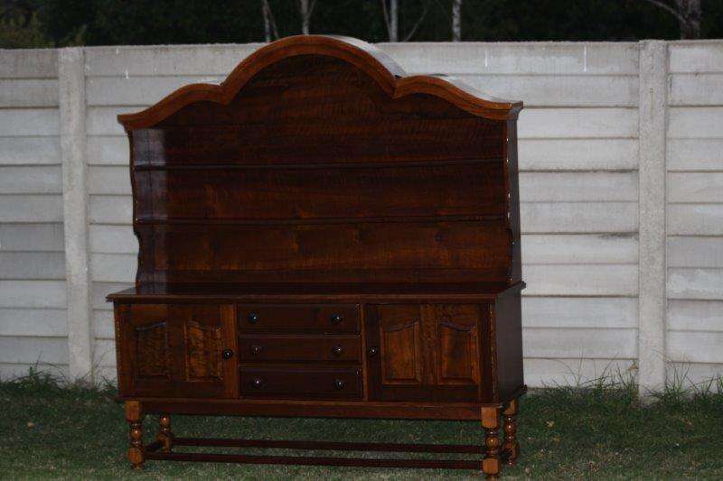 WOW!!! AN EXQUISITE VINTAGE DISPLAY SIDE SERVER WITH NICE DETAIL!!! THIS IS VERY BEAUTIFUL!!!